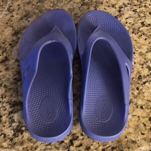 Oofos Women’s Recovery flip flop Periwinkle